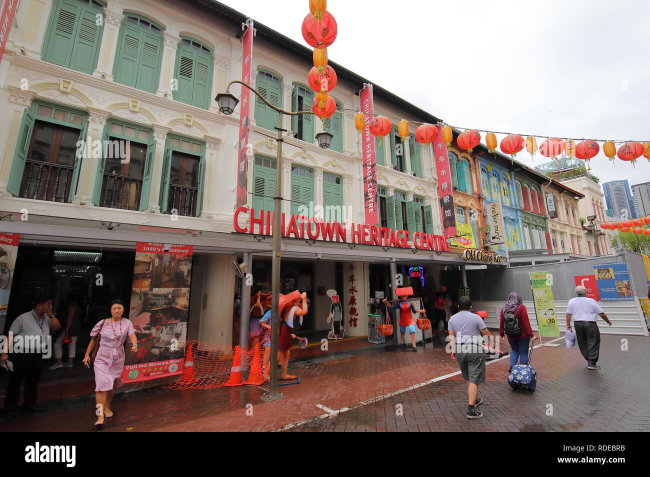 people-visit-chinatown-heritage-centre-in-singapore-RDEBRB.jpg