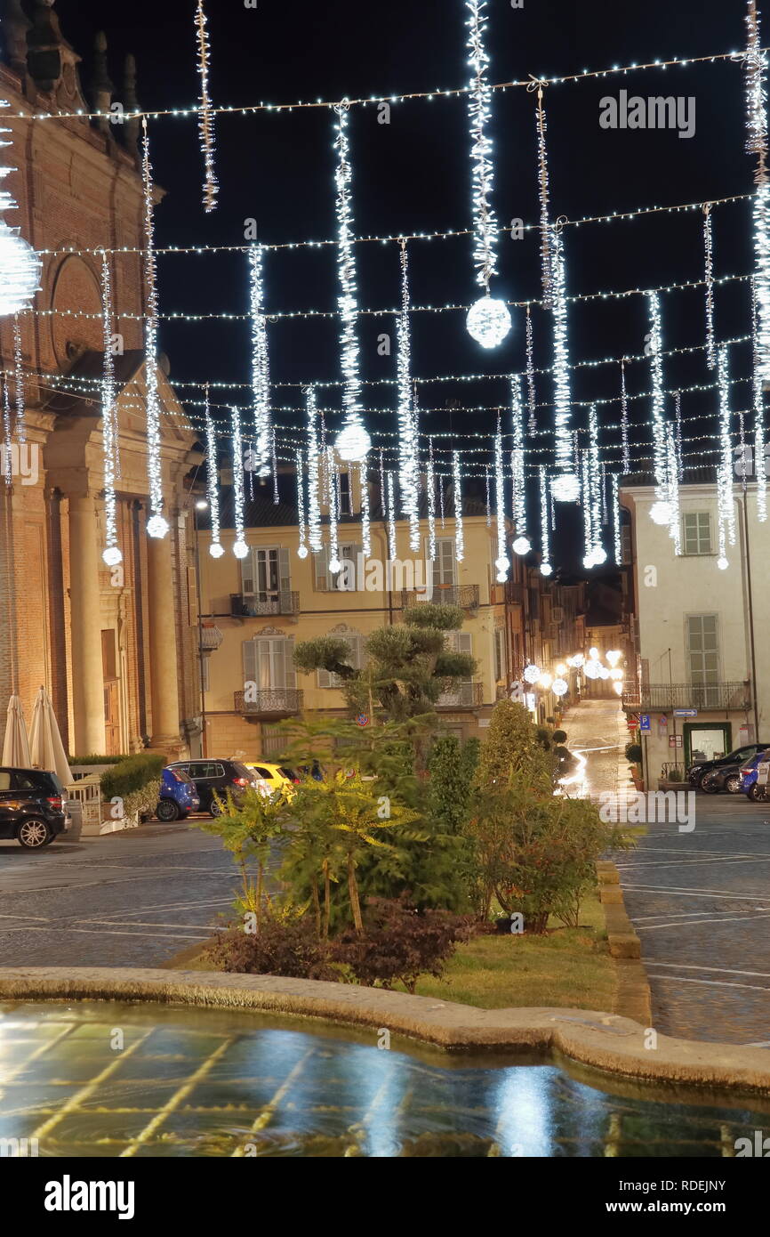 Foto scattata dalla fontana del Nettuno, a sinistra la chiesa di San Francesco. La piazza è illuminata dalle luci di Natale Stock Photo