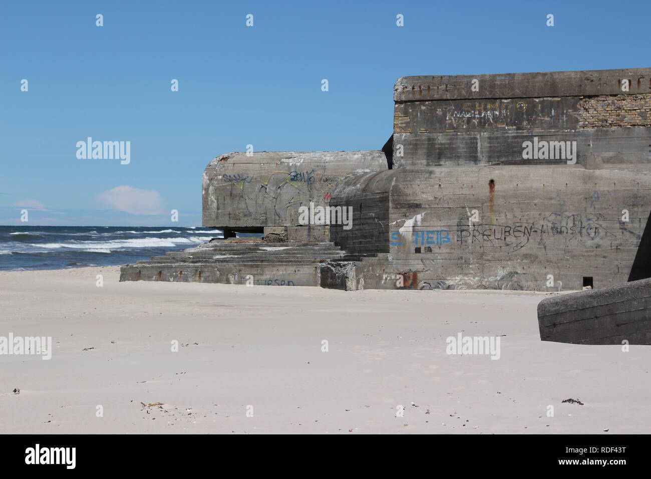 Alte Bunker am Strand von Lökken in Dänemark Stock Photo