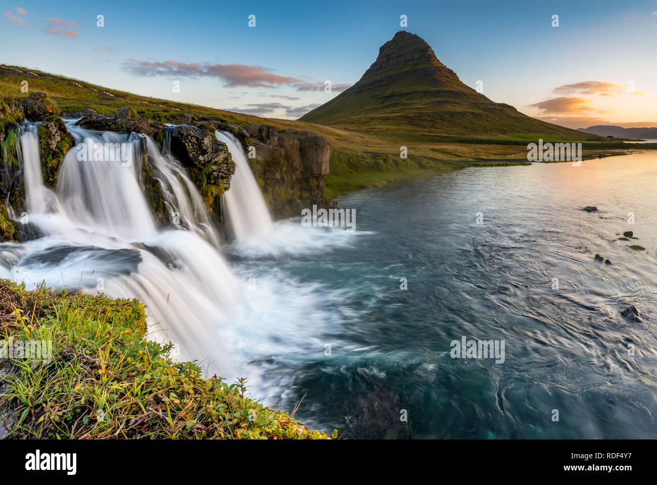 Berühmter Wasserfall des Kirkjufellsfoss bei Grundafjördur auf der Snaefellsnes Halbinsel Stock Photo