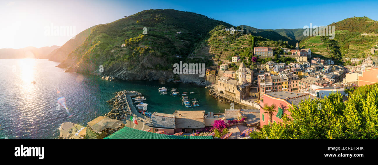Panorama-Aufnahme von Vernazza, Cinque Terre, Liguria, Italien Stock Photo