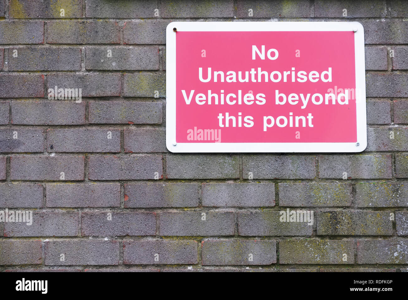 No unauthorised vehicles beyond this point sign Stock Photo - Alamy