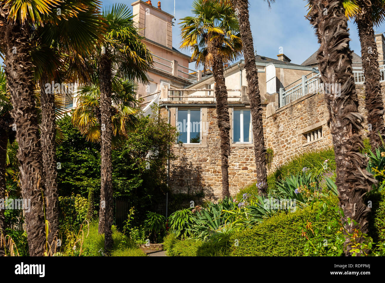 Houses dinard brittany france hi-res stock photography and images - Alamy