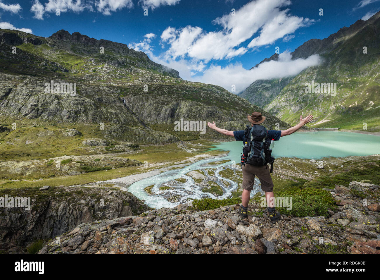 Wanderer geniesst Aussicht auf den Mattenalpsee im Urbachtal, Berner Oberland Stock Photo