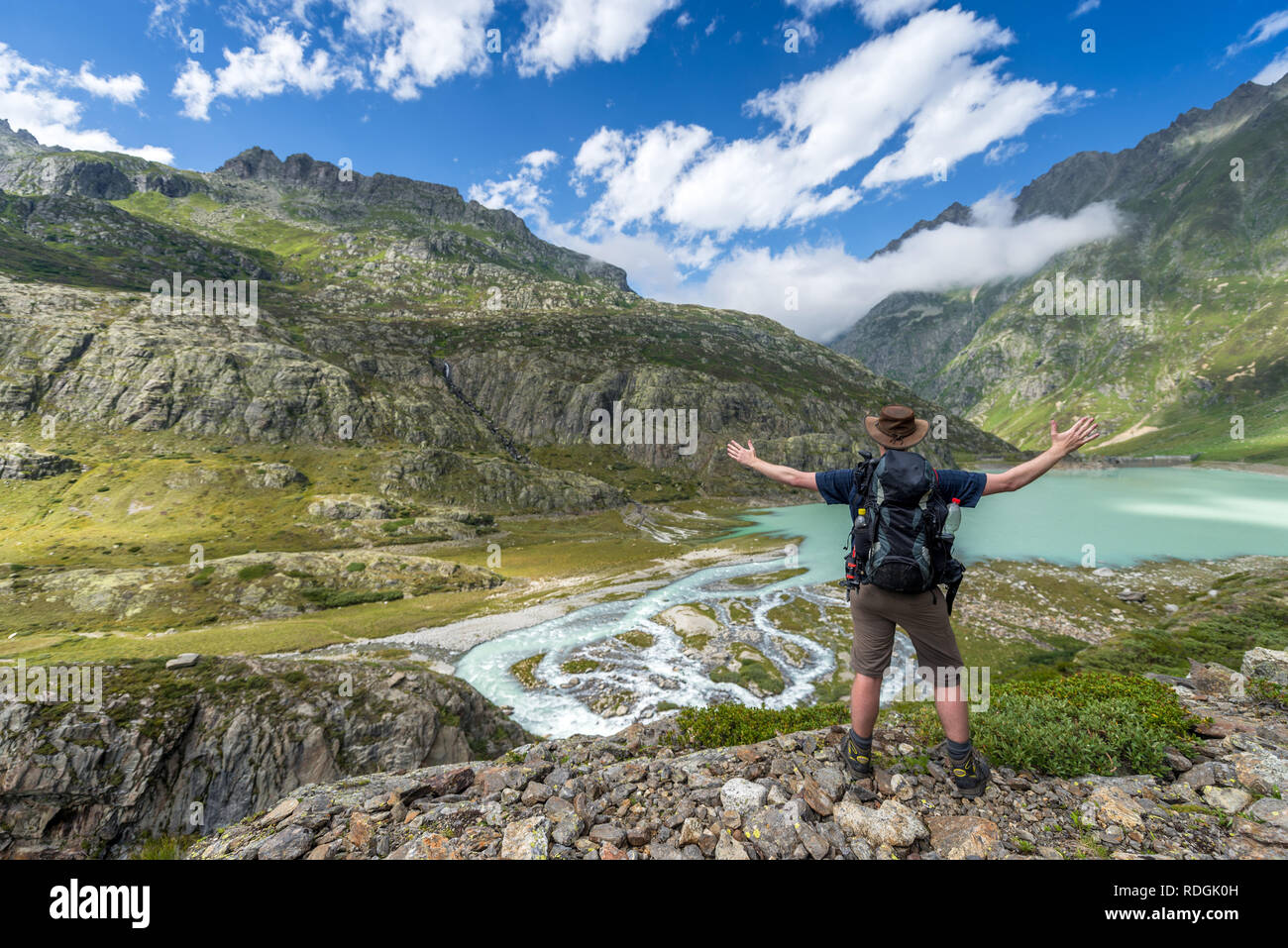 Wanderer geniesst Aussicht auf den Mattenalpsee im Urbachtal, Berner Oberland Stock Photo