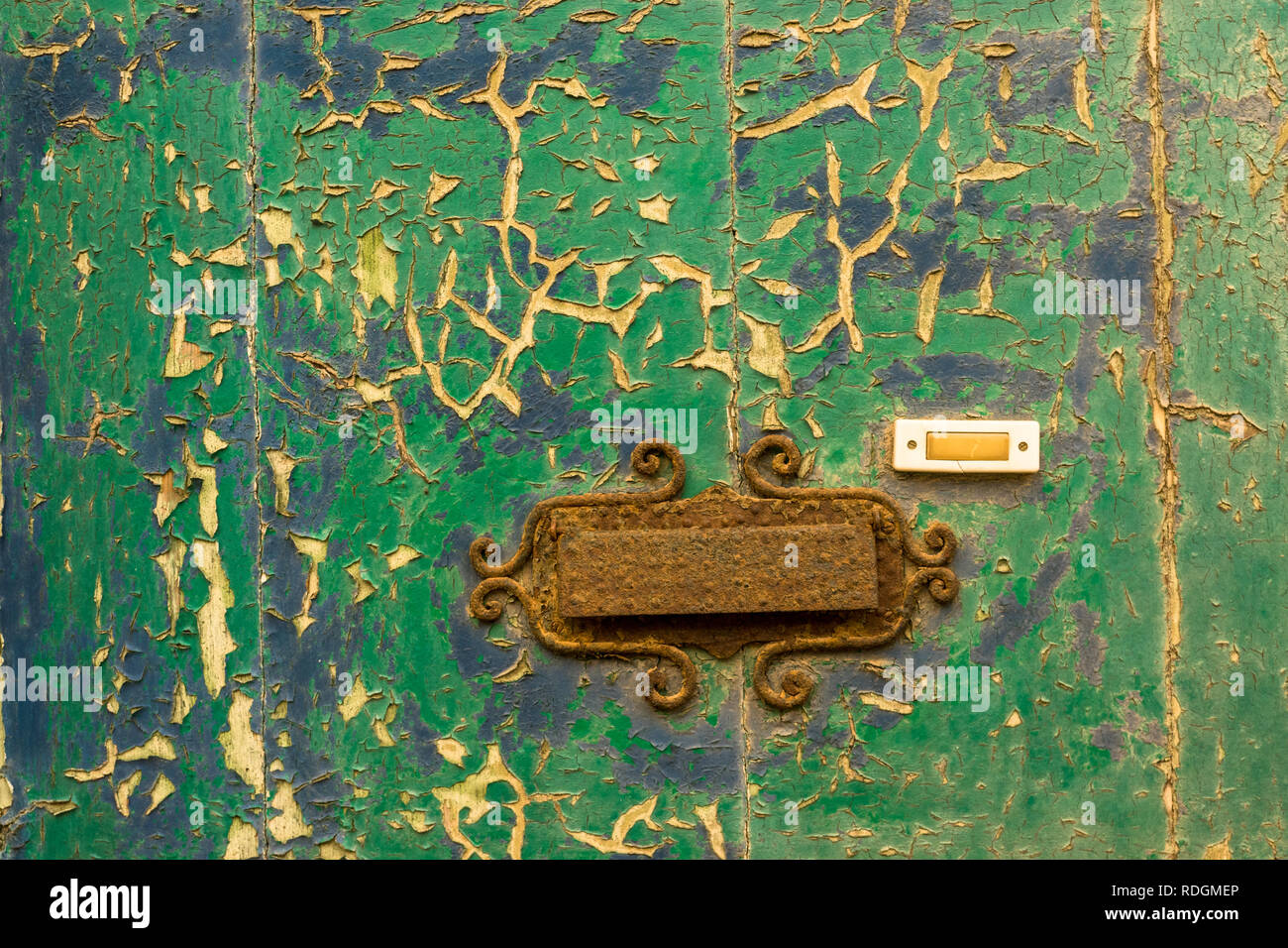 Klingel und Namensschild an alter, abblätternder Holztüre, Cervo, Riviera di Ponente, Liguria, Italy Stock Photo