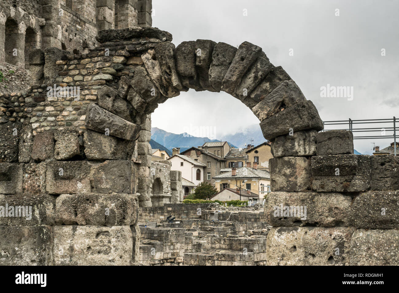 Torbogen in den Archeologischen Überresten des Teatro Romano in Aosta, Italien Stock Photo