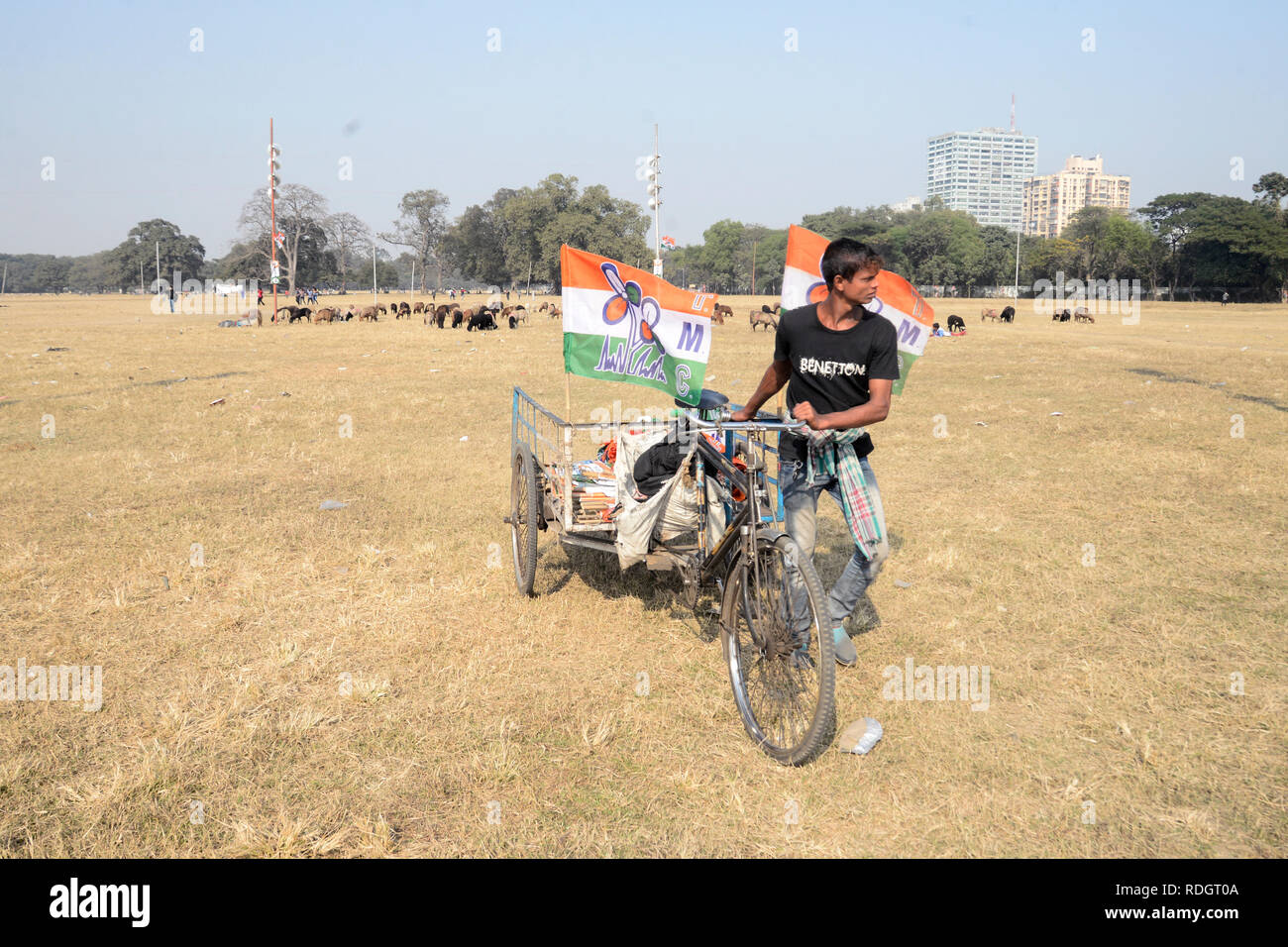 Kolkata, India. 17th Jan, 2019. Worker carries flag and placards during the the preparation of All India Trinamool Congress or AITMC mega rally at Brigade parade ground. Credit: Saikat Paul/Pacific Press/Alamy Live News Stock Photo