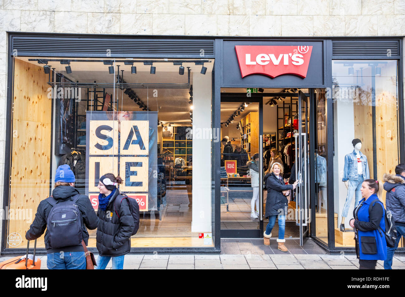 Levi's jeans store with january sales,Princes street in  Edinburgh,Scotland,UK Stock Photo - Alamy