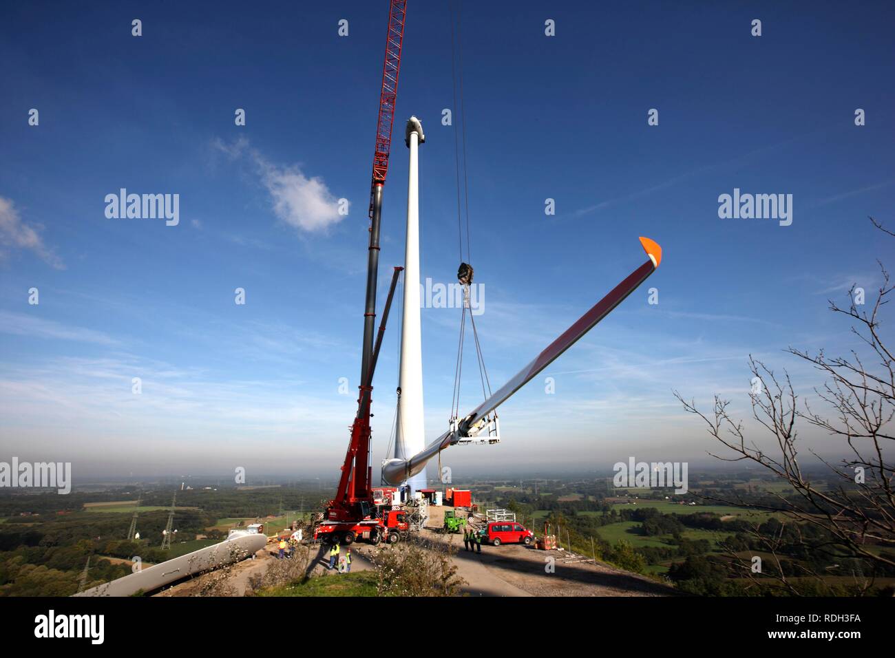 Installation of the rotor blades, setup of a wind turbine on a spoil