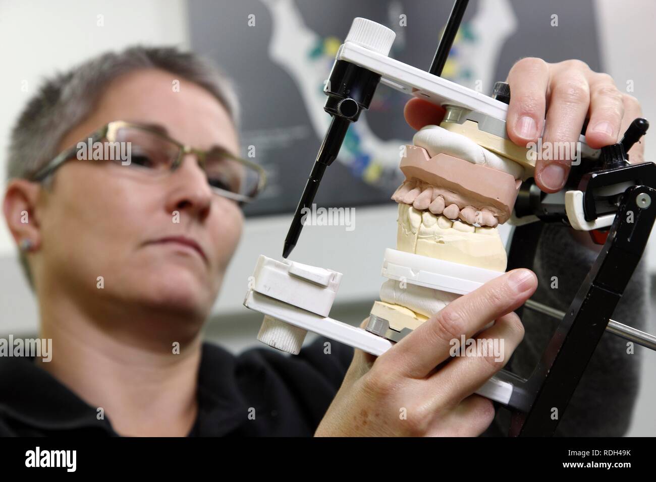 Dental laboratory, manufacture of a dental prosthesis by a master craftsman, control of dental