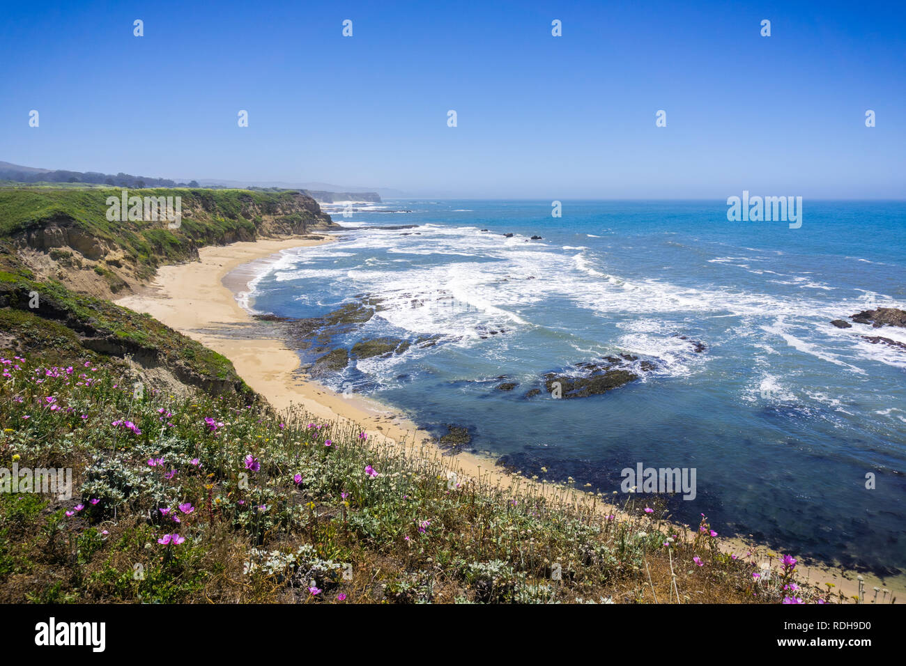 Cliffs and sandy beach on the Pacific Ocean coastline near Half Moon Bay, California Stock Photo