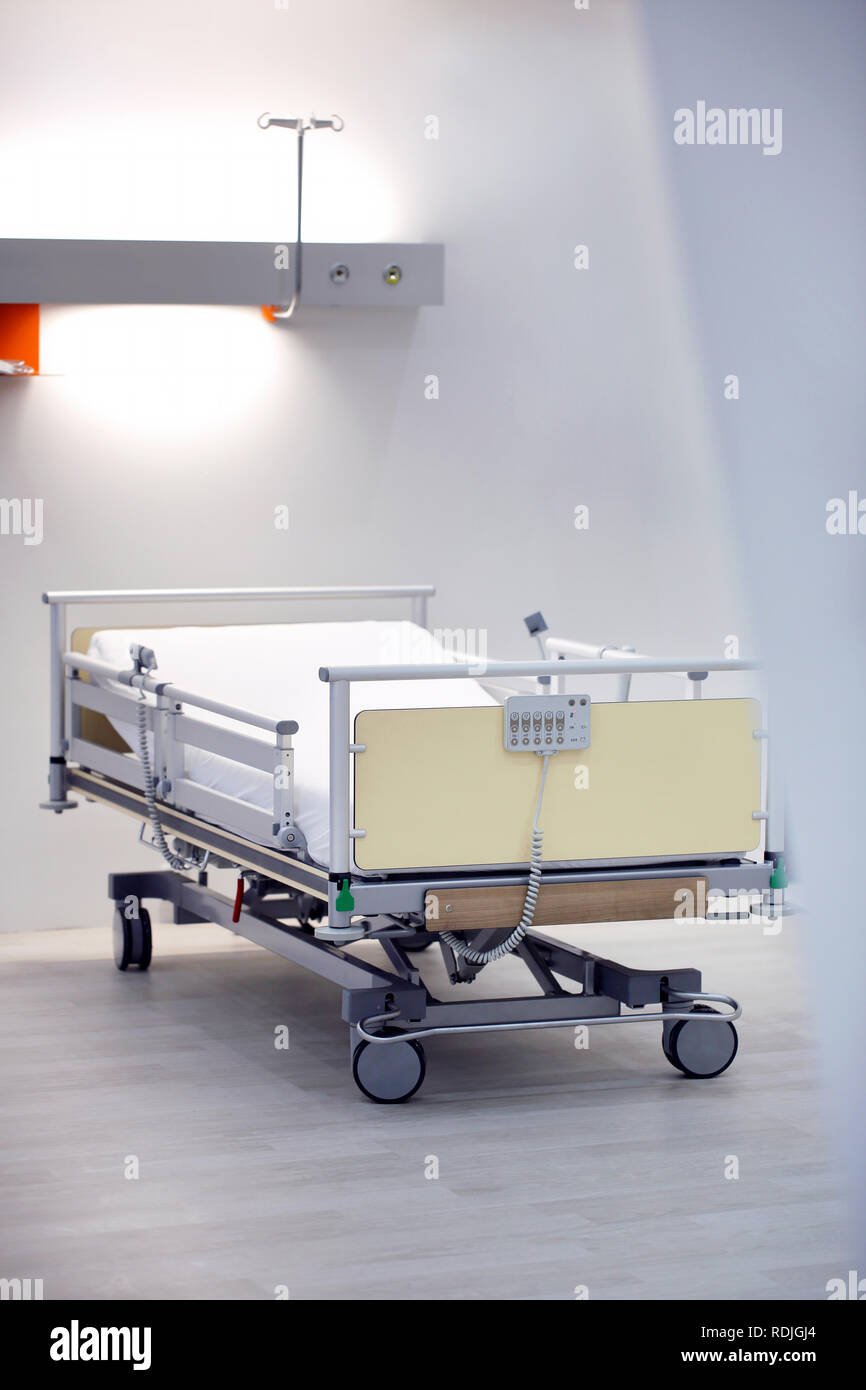Empty bed in hospital hi-res stock photography and images - Alamy