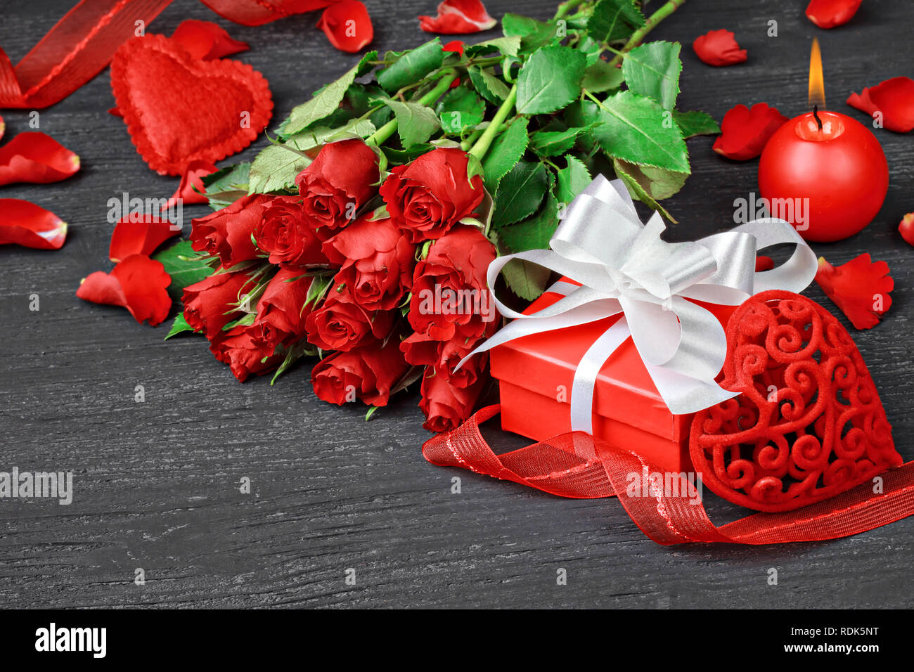 Beautiful Roses With Gift Box Amp Heart Stock Photo - Download Image Now -  Bouquet, Box - Container, Decoration - iStock