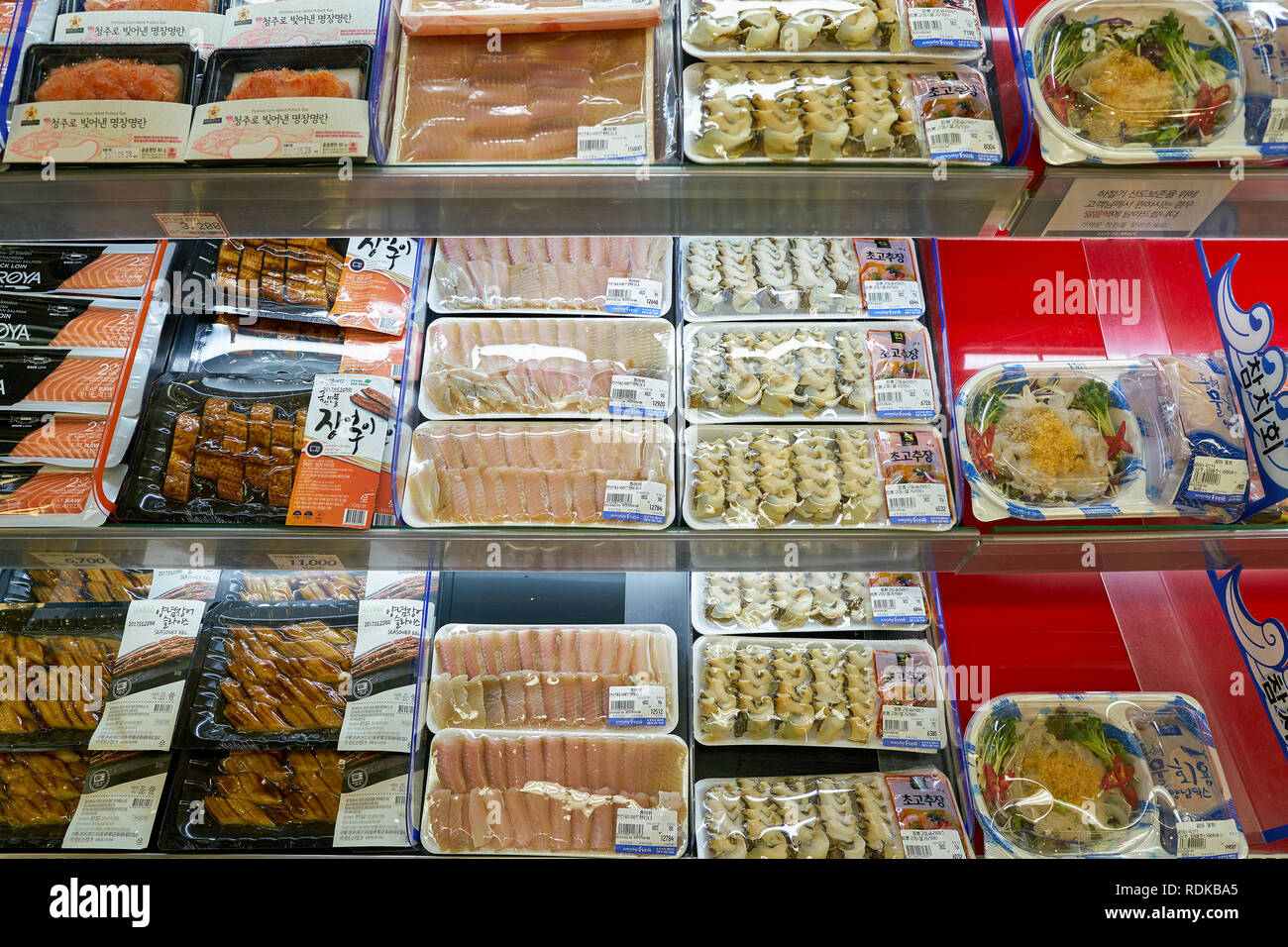 Seoul South Korea Circa May 17 Seafood On Display At Lotte Mart In Seoul Lotte Mart Is An East Asian Hypermarket That Sells A Variety Of Groce Stock Photo Alamy