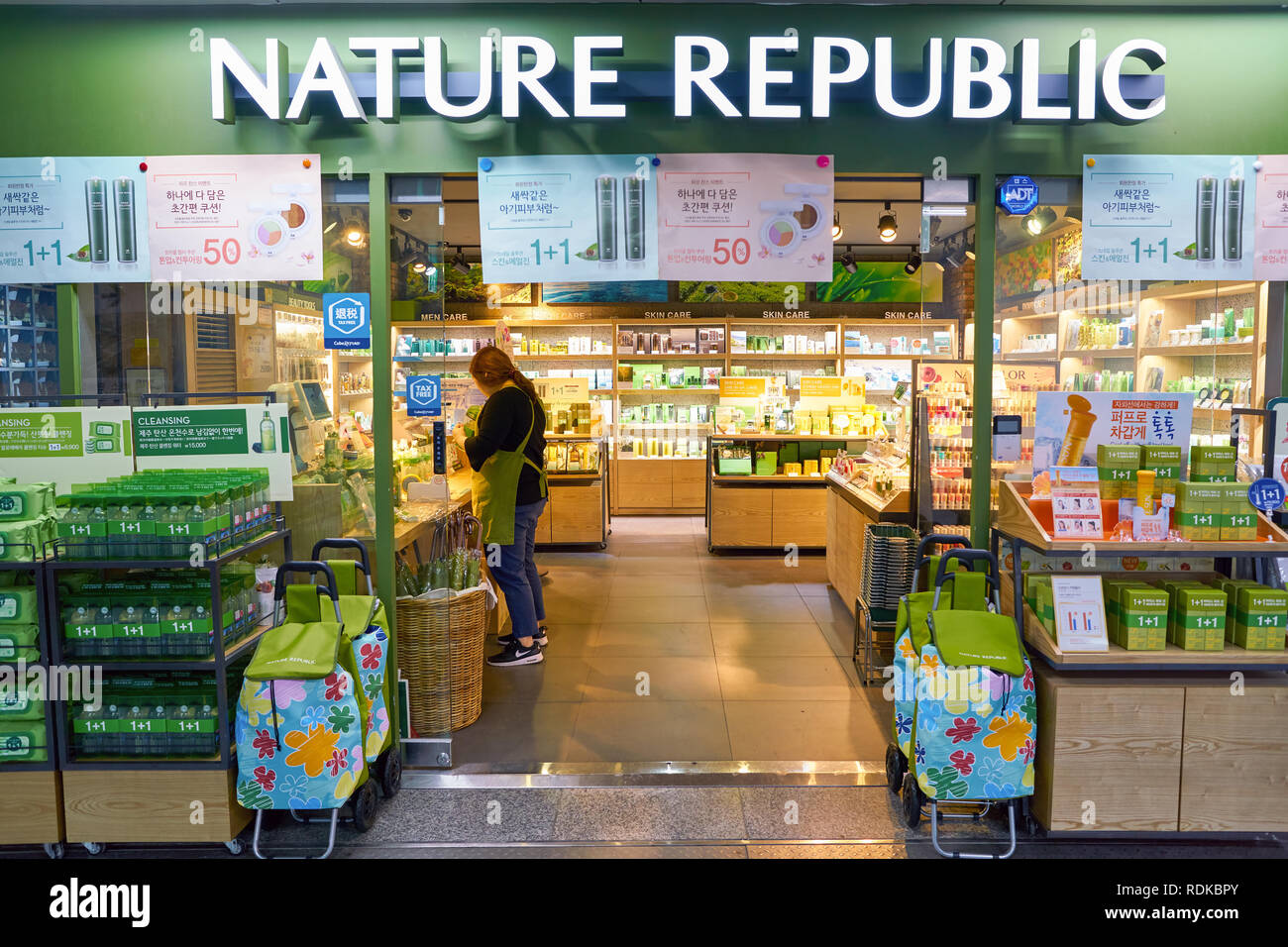 Rettidig nylon beslag SEOUL, SOUTH KOREA - CIRCA MAY, 2017: Nature Republic store in Seoul. Nature  Republic is a South Korean cosmetics brand Stock Photo - Alamy