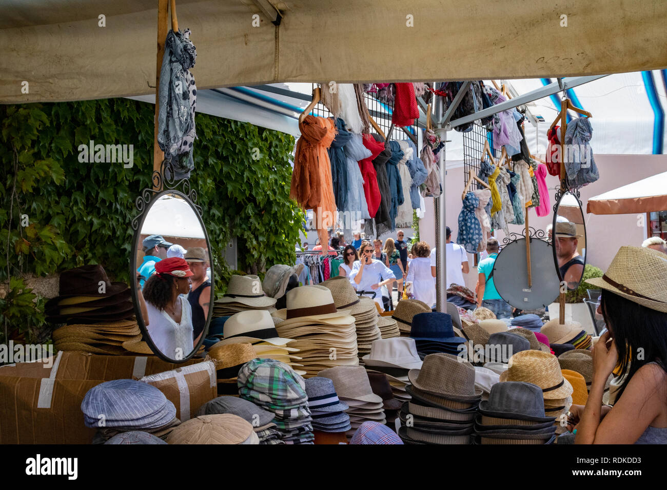 Hat and scarf stall hi-res stock photography and images - Alamy