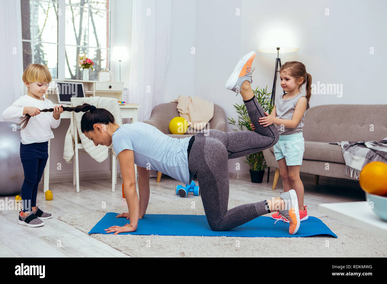 Трехлетние дети растяжка с мамой. Фитнес семья. Помог маме с растяжкой. Мама и дочь фитнес. Йога для детей упражнения.