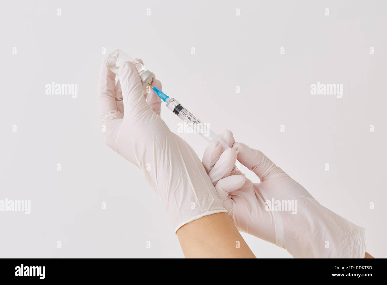 Doctor preparing injection Stock Photo - Alamy