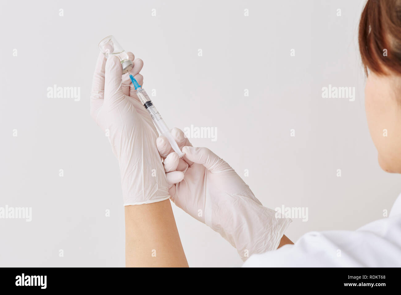 Doctor preparing injection Stock Photo - Alamy