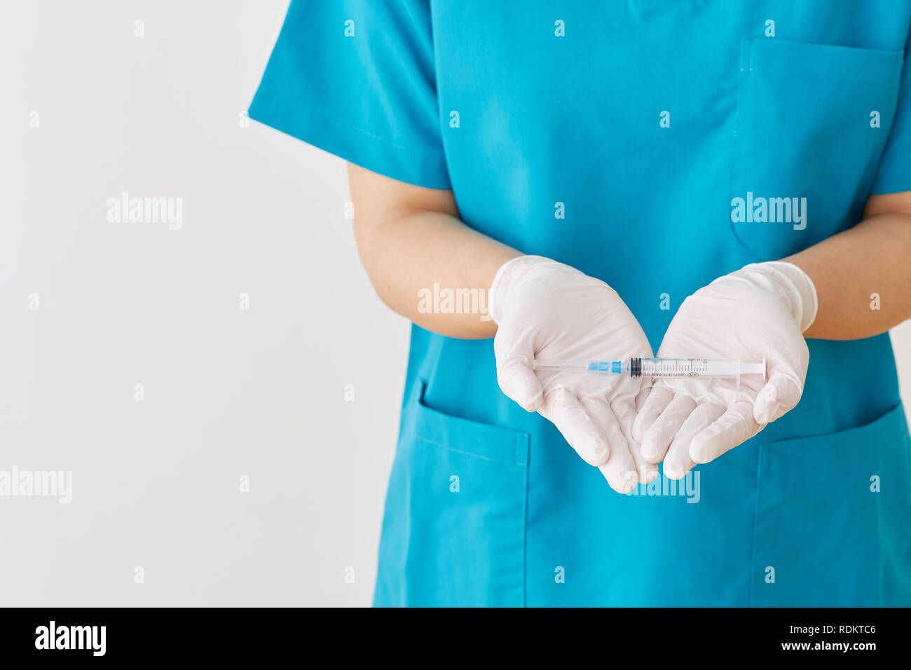 Doctor preparing injection Stock Photo - Alamy