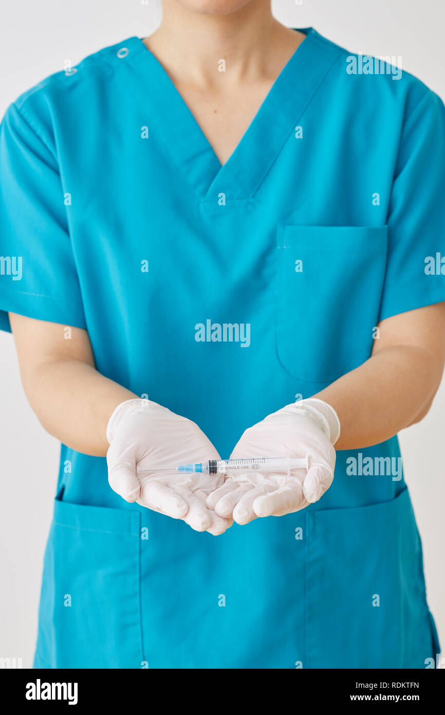 Doctor preparing injection Stock Photo - Alamy