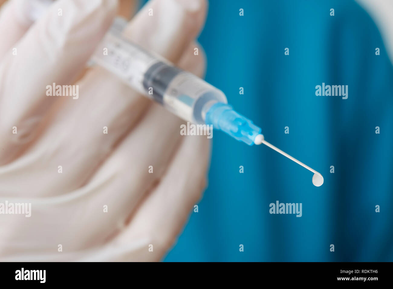 Doctor preparing injection Stock Photo - Alamy
