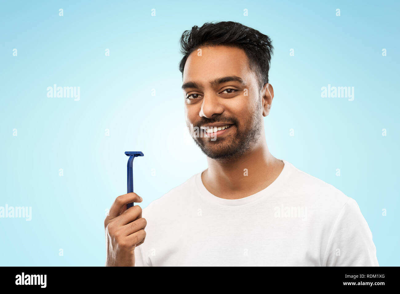 Indian Shaving Razor indian man shaving beard with razor blade Stock Photo - Alamy