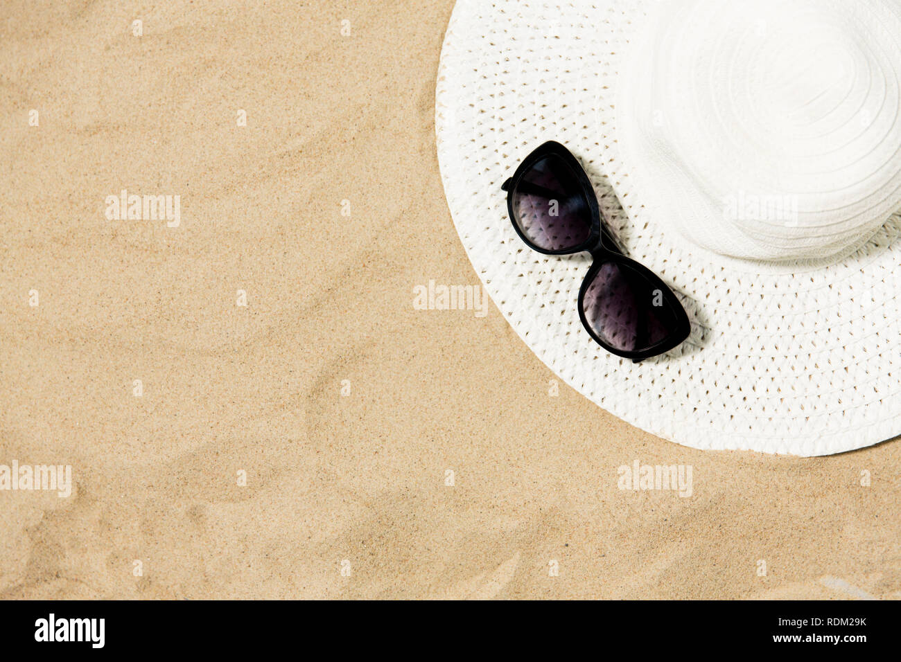 straw hat and sunglasses on beach sand Stock Photo - Alamy