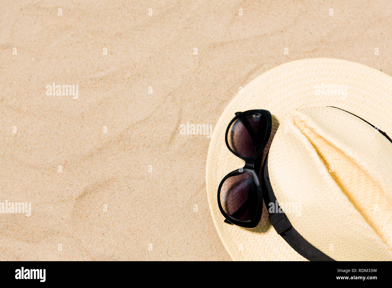 straw hat and sunglasses on beach sand Stock Photo - Alamy