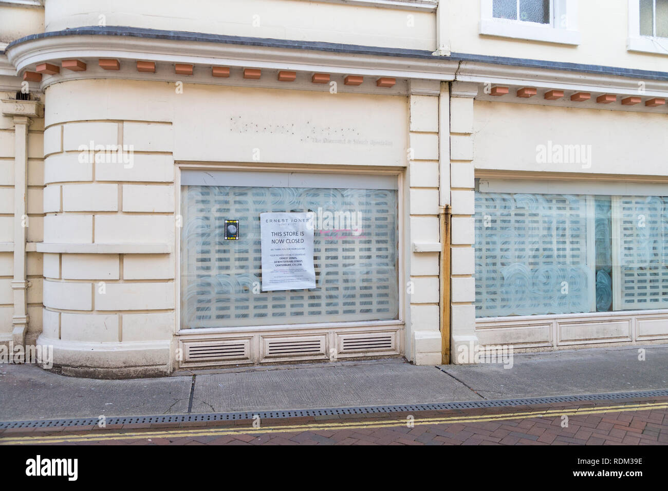 Ernest jones closed down store shop, ashford, kent, uk Stock Photo