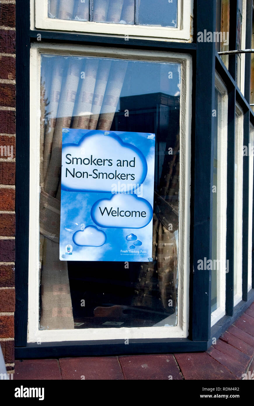 Smokers and non smokers hires stock photography and images Alamy