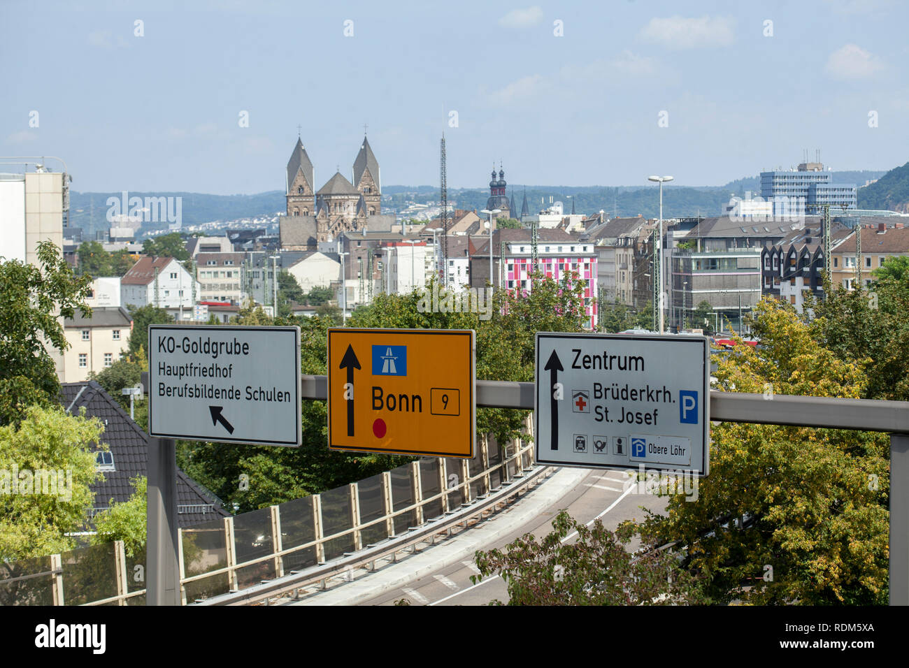 Schnellstraße mit Verkehrszeichen, hinten die Innenstadt, Koblenz, Rheinland-Pfalz, Deutschland Stock Photo