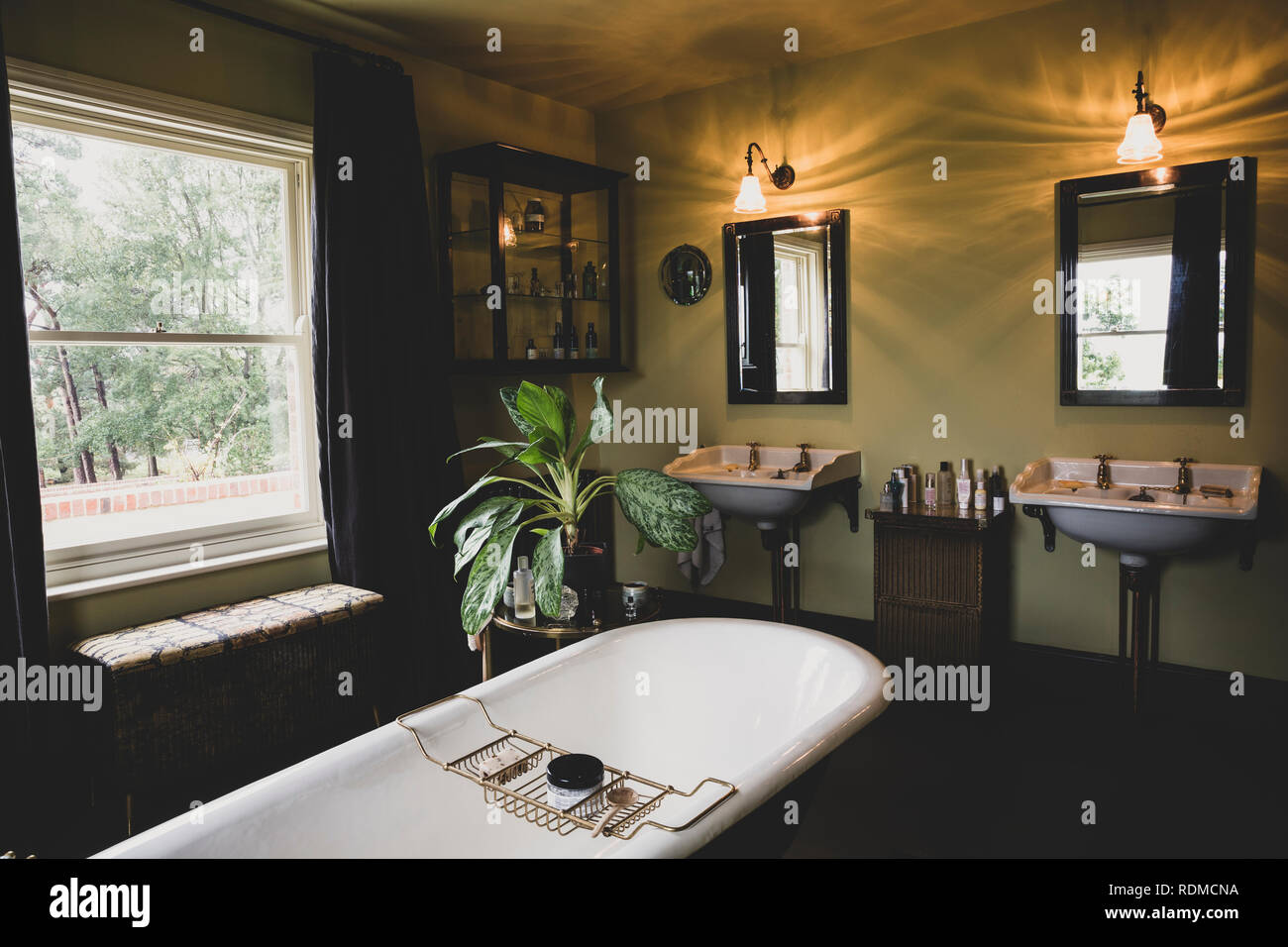 Roll top bath hi-res stock photography and images - Alamy