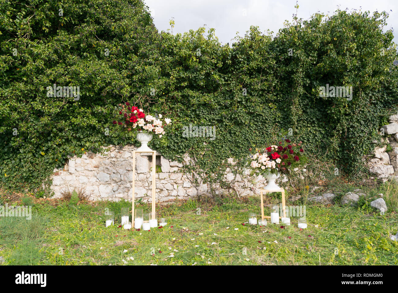 modern stands with flower arrangements for a wedding ceremony Stock ...