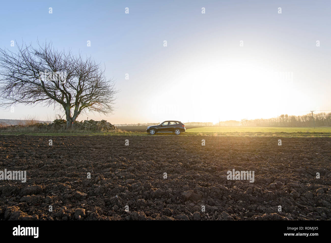 Car at field hi-res stock photography and images - Alamy