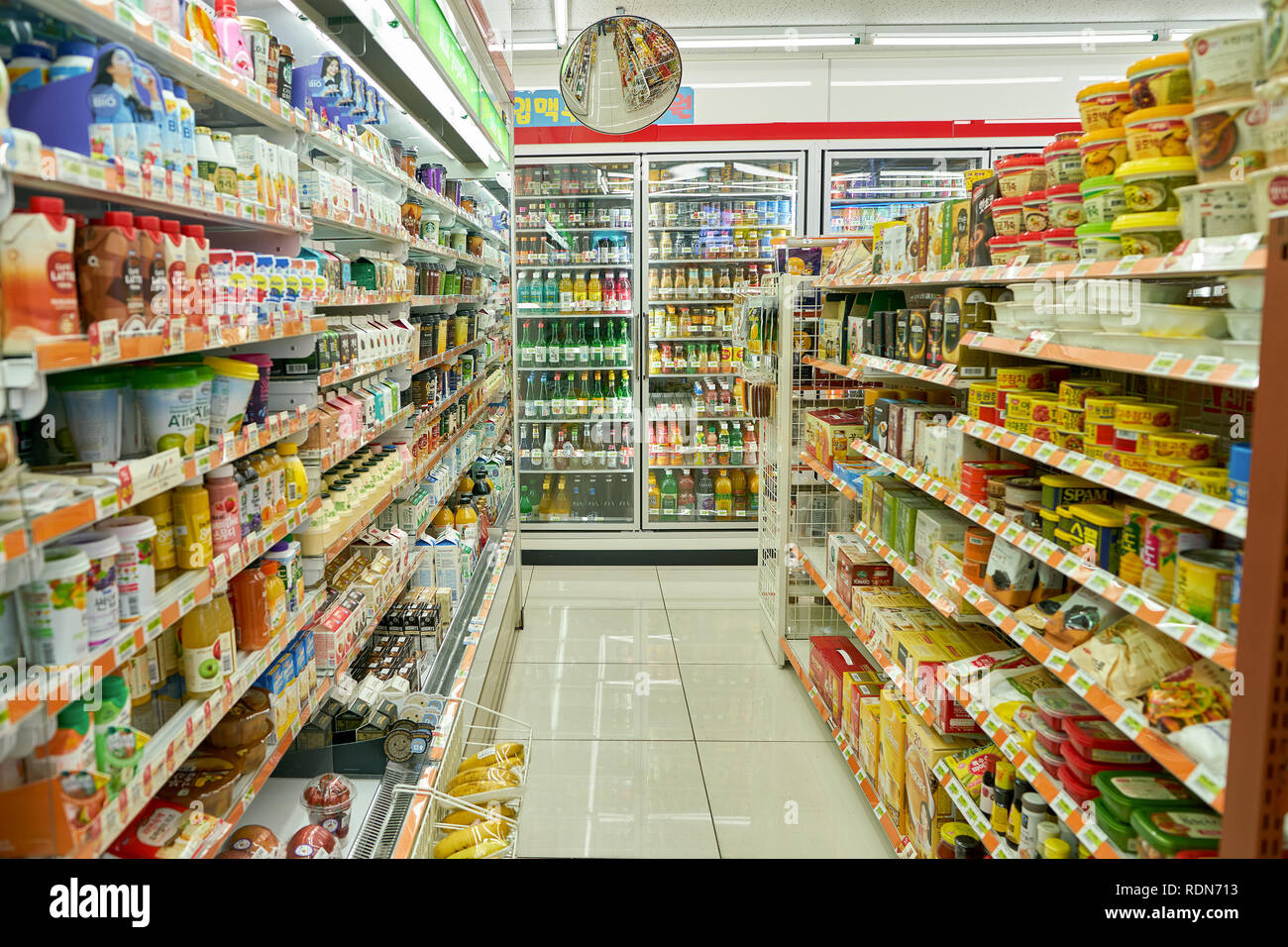 Sung store. Convenience store корея. Sung store. Signage for supermarket. Магазин в корее 7-eleven.