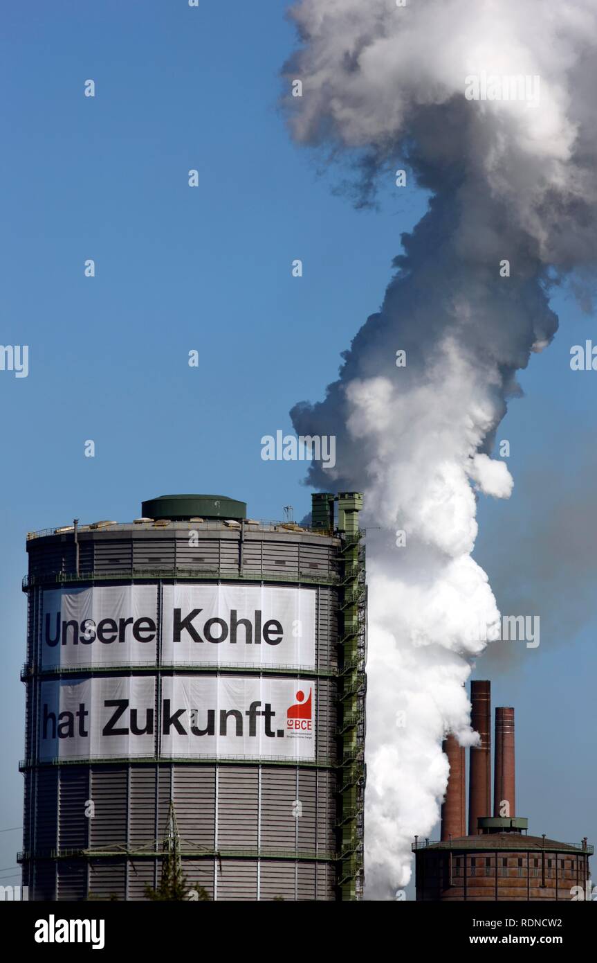 Gas holder, Kokerei Prosper coking plant with a large poster of the IGBCE trades union with a lettering 'Unsere Kohle hat Stock Photo