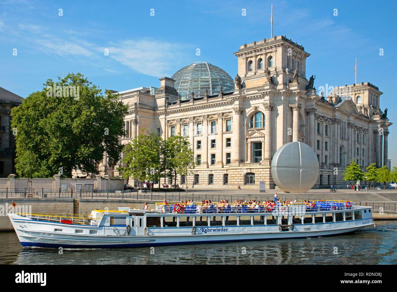 Excursion boat on the Spree River in front of the Reichstag Building, Government Area, Berlin Stock Photo