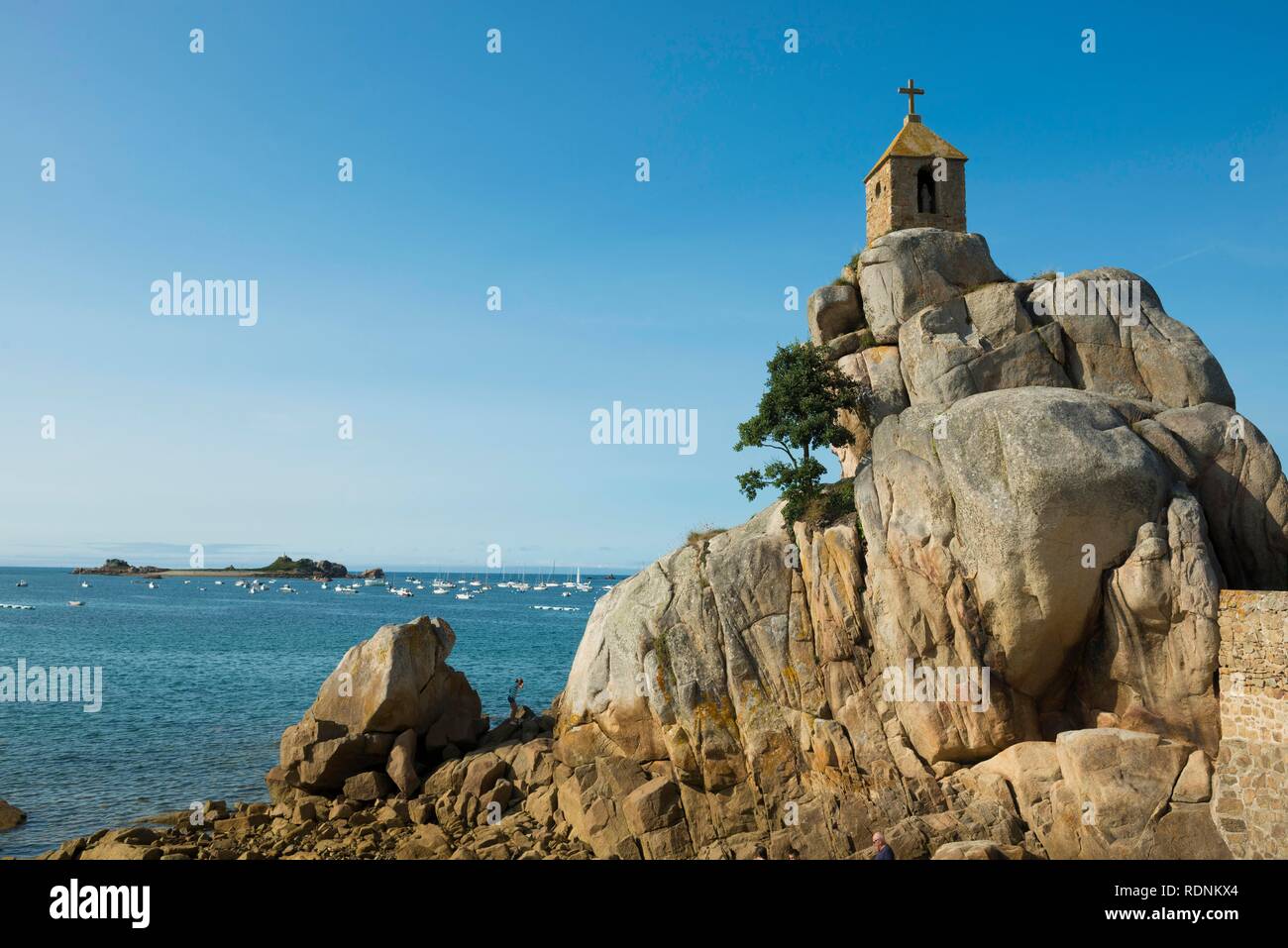 Beach and chapel on rocks, Port Blanc, Côte de Granit Rose, Cotes d'Armor, Brittany, France Stock Photo