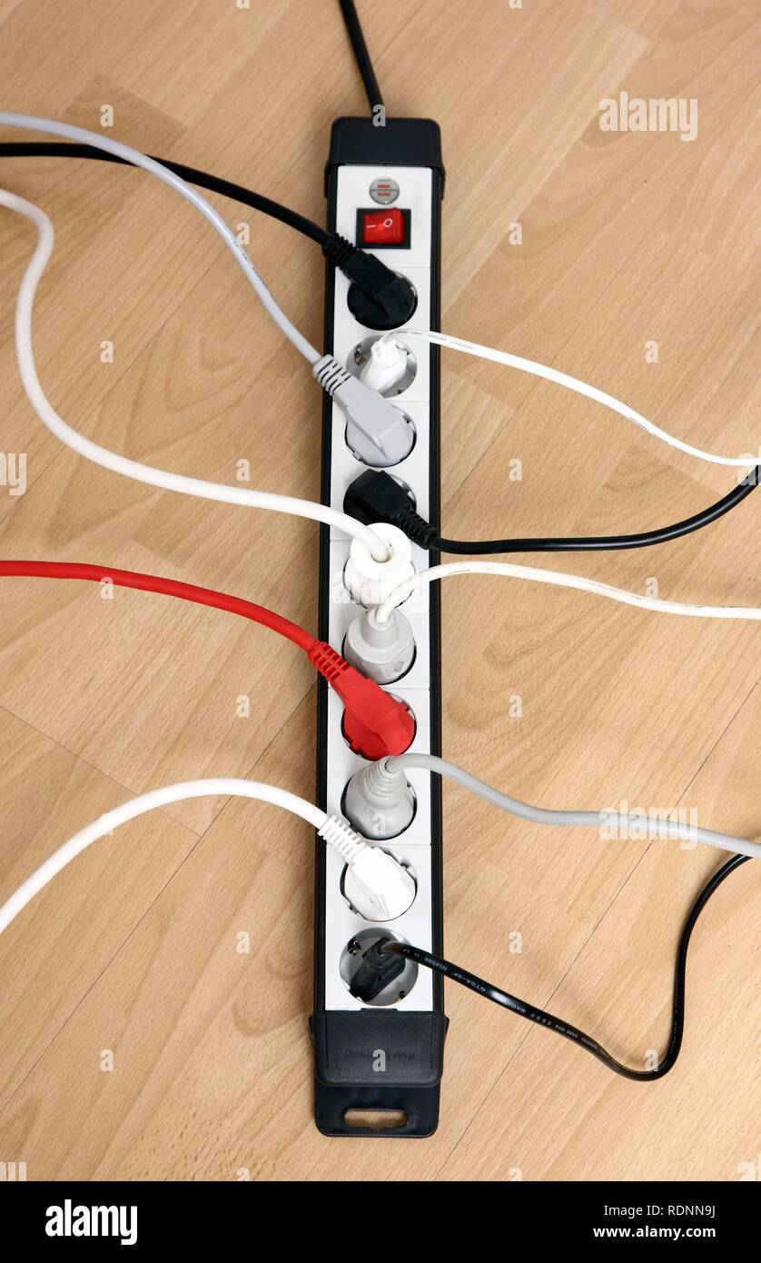 Multiple outlet strip, for connection of multiple electrical devices