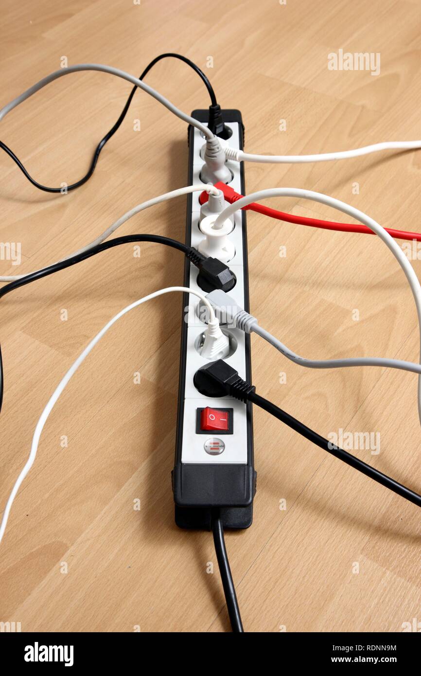 Multiple outlet strip, for connection of multiple electrical devices