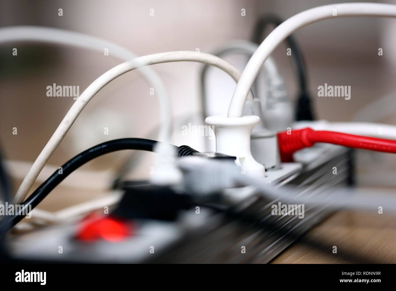 Multiple outlet strip, for connection of multiple electrical devices