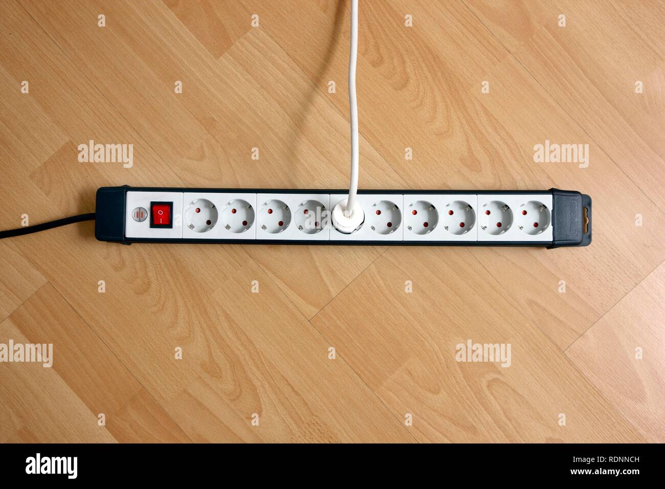 Multiple outlet strip, for connection of multiple electrical devices