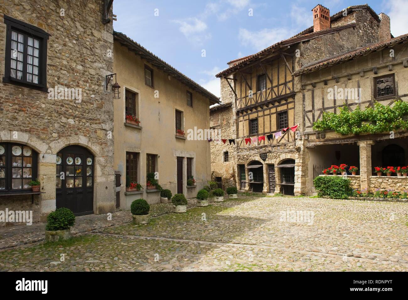 Medieval walled town tudor hi-res stock photography and images - Alamy