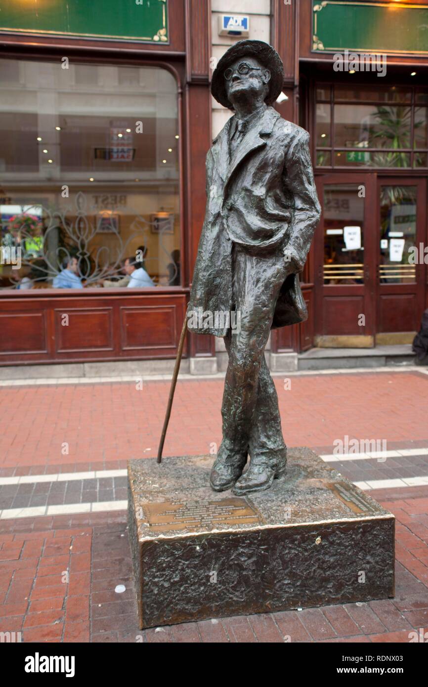 Statue of james joyce in dublin hi-res stock photography and images - Alamy