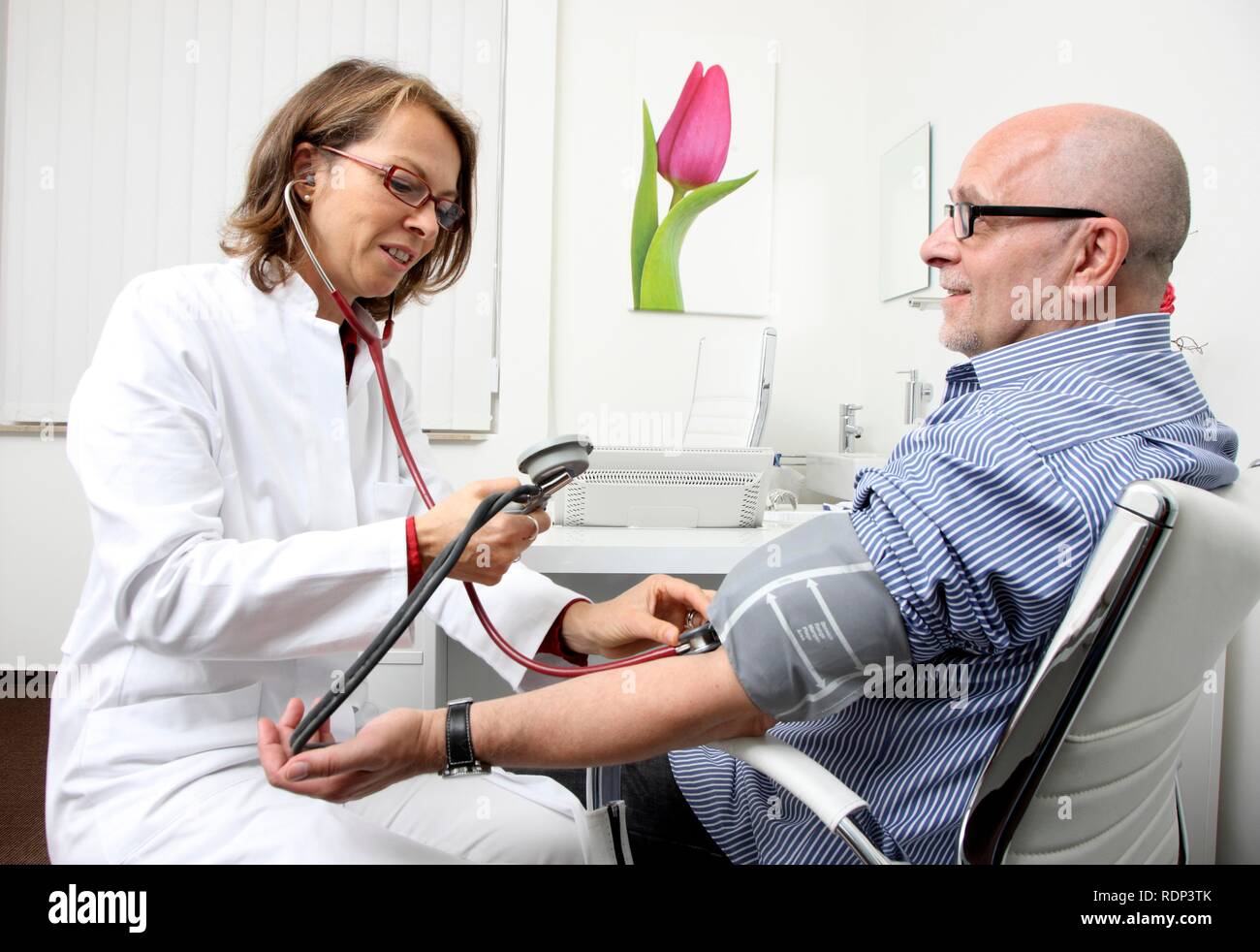 Doctor test blood gp hi-res stock photography and images - Alamy