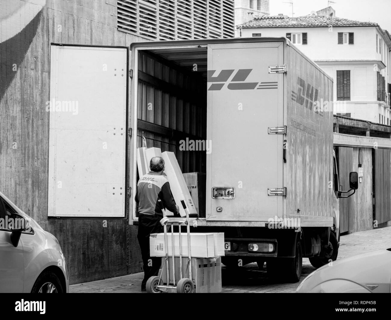 Dhl delivery man Black and White Stock Photos & Images Alamy