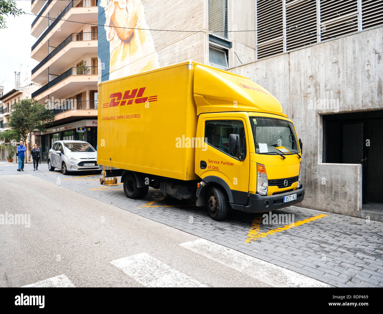INCA, PALMA DE MALLORCA, SPAIN - MAY 8, 2018: DHL truck delivering post  parcels on the in central INCA town in Mallorca Stock Photo - Alamy