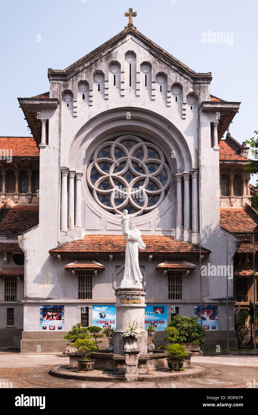 South facade of the Cua Bac church (Vietnamese: Nhà thờ Cửa Bắc) with the statue of the Virgin Mary, Hanoi, Vietnam Stock Photo